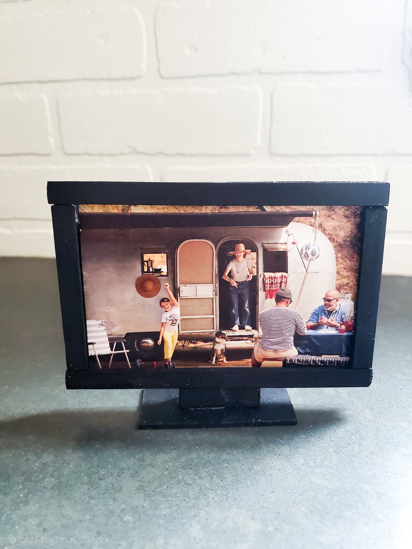 How To Make A Dollhouse TV that Changes Channels Craftivity Designs